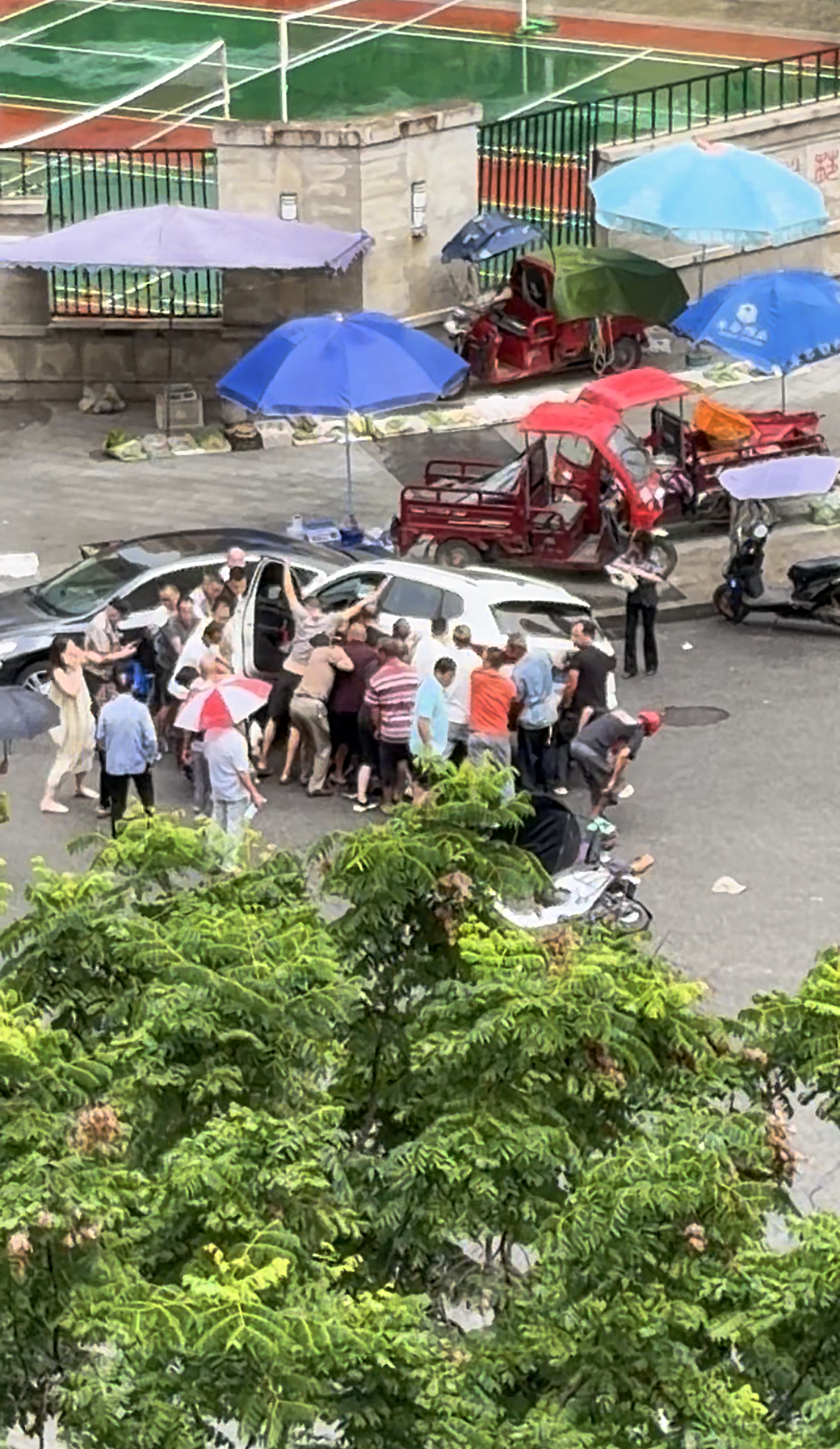 不到一分钟！四川阆中市民合力抬车救出被困女子｜看见正能量
