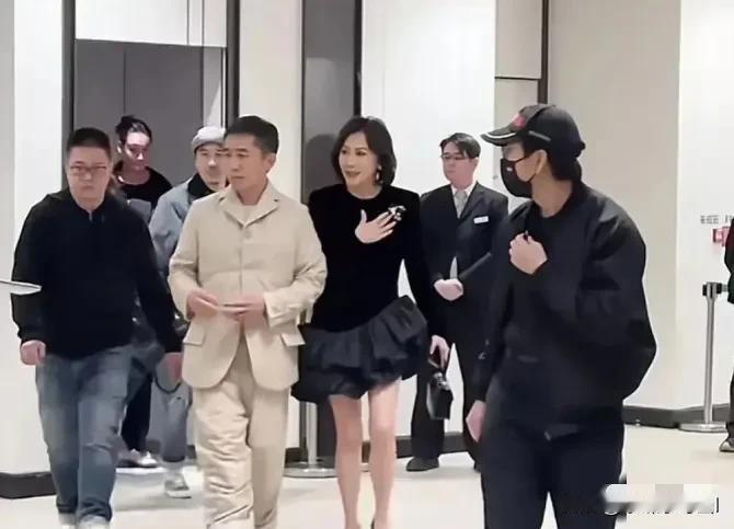 梁朝伟出席《金手指》首映礼，老婆光着腿，他却穿棉裤，“冰火两重天”的时尚对决。刘