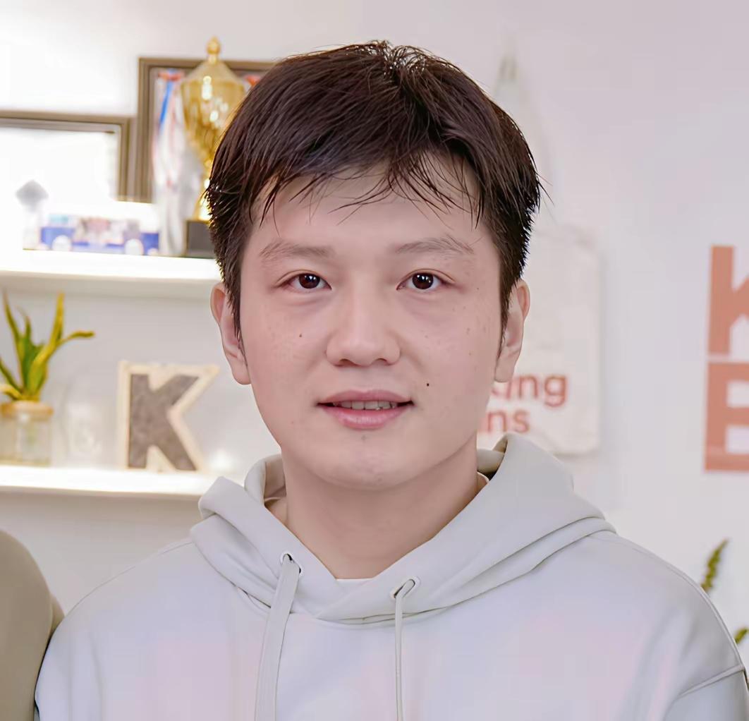 留一道阳光
给小胖
希望他早日回归
不要再流浪
中国地大物博
怎么能容不下勇敢和