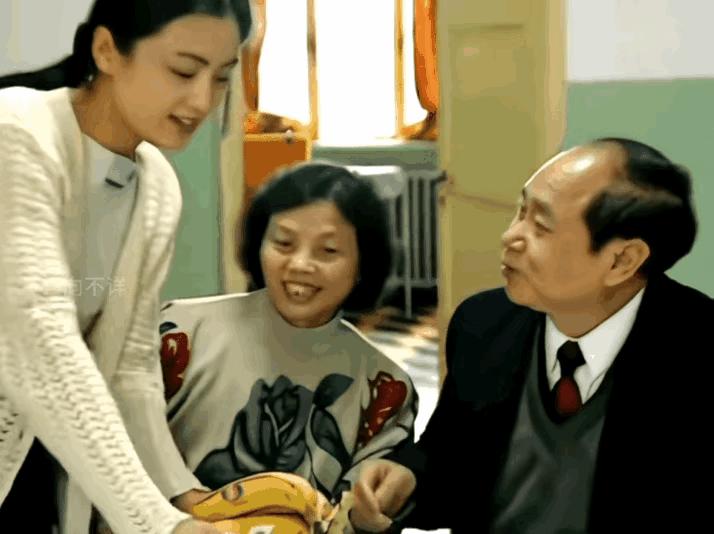 网友：长的不像父亲也不像母亲，陈红的颜值确实是高，很漂亮 
 
每当陈红年轻时的
