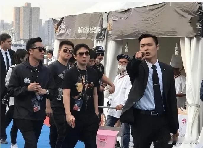 王校长出行保镖打前阵，比他爹排面都大....