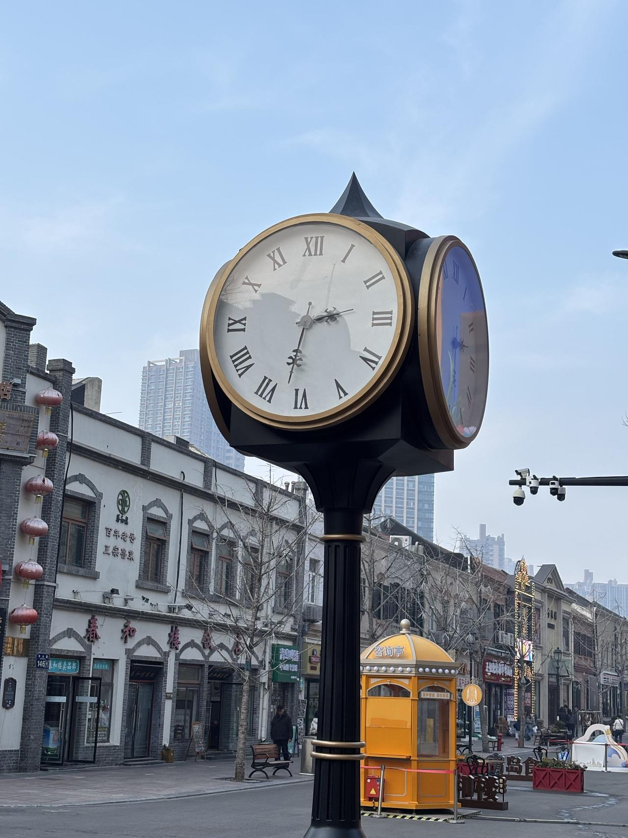 治好孤独的，不是热闹是温度
深夜便利店，店员往流浪猫的纸盒里多放了根火腿肠。他蹲