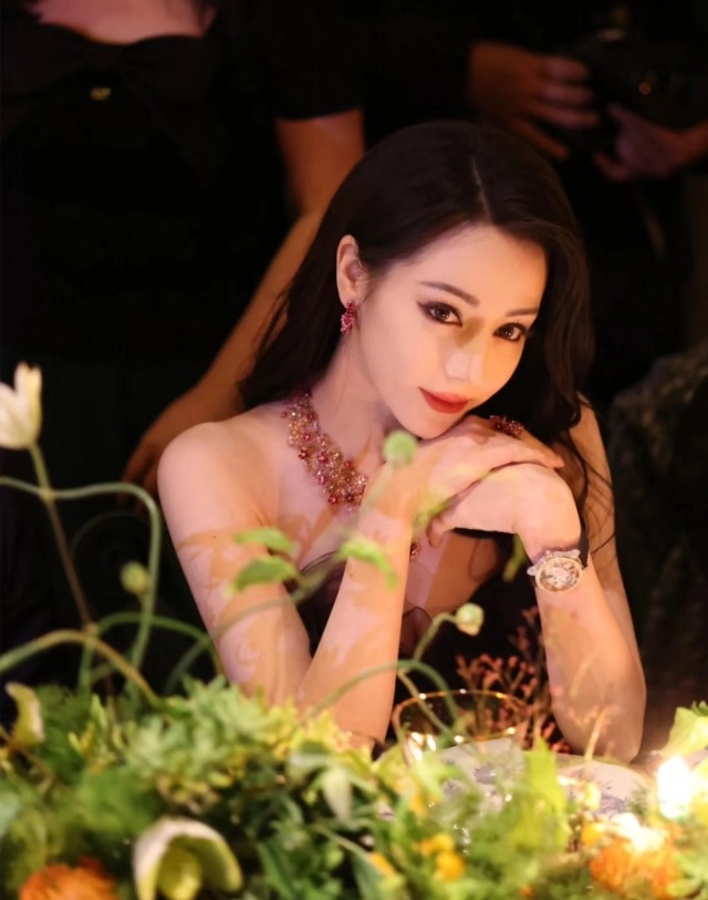 美女的晚宴🥂这种贵气感到底是怎么来的？光看到照片已经自动脑补了一大串霸总双A小