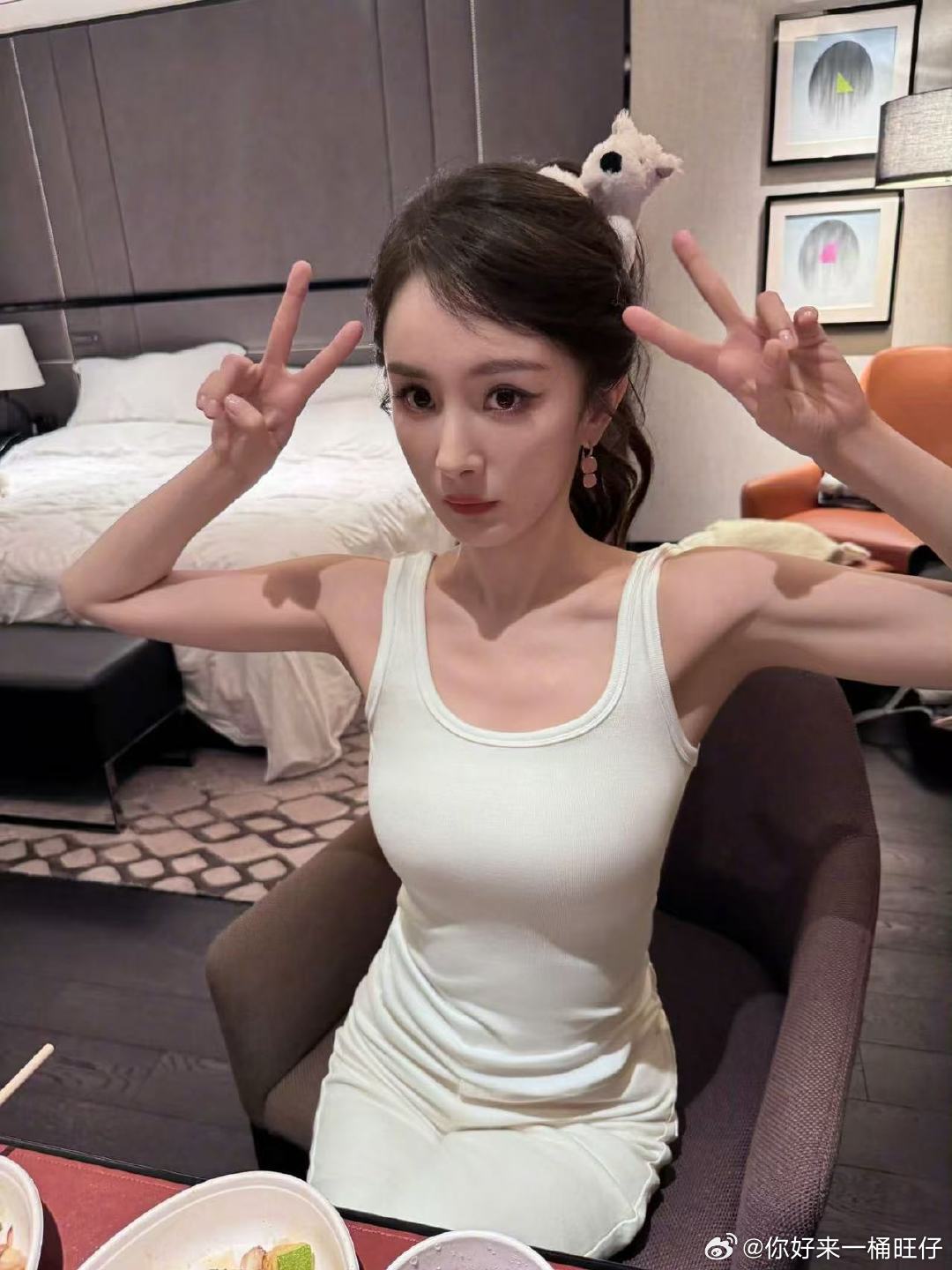 杨幂侧平板支撑杨幂肱二头肌超自律的幂，肱二头肌💪达成～ ​​​