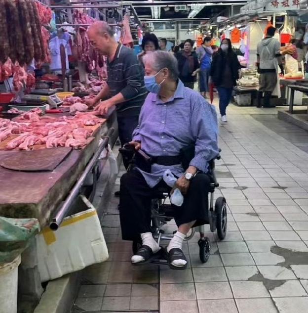 让73岁洪金宝回春的“神秘液体”是什么？港媒传的玄乎其乎，结果被他儿子戳穿真相！