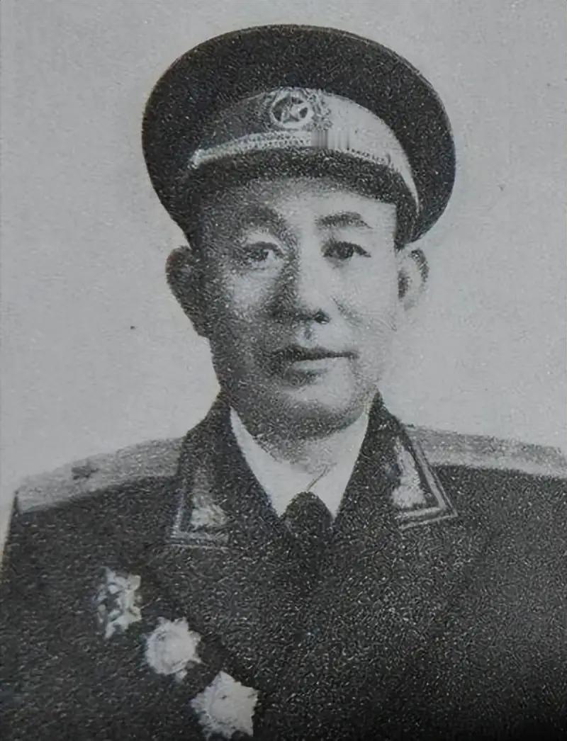 1951年，一群志愿军在撤退时，猛然发现眼前狭隘的山谷中，竟出现了成千上万个美军