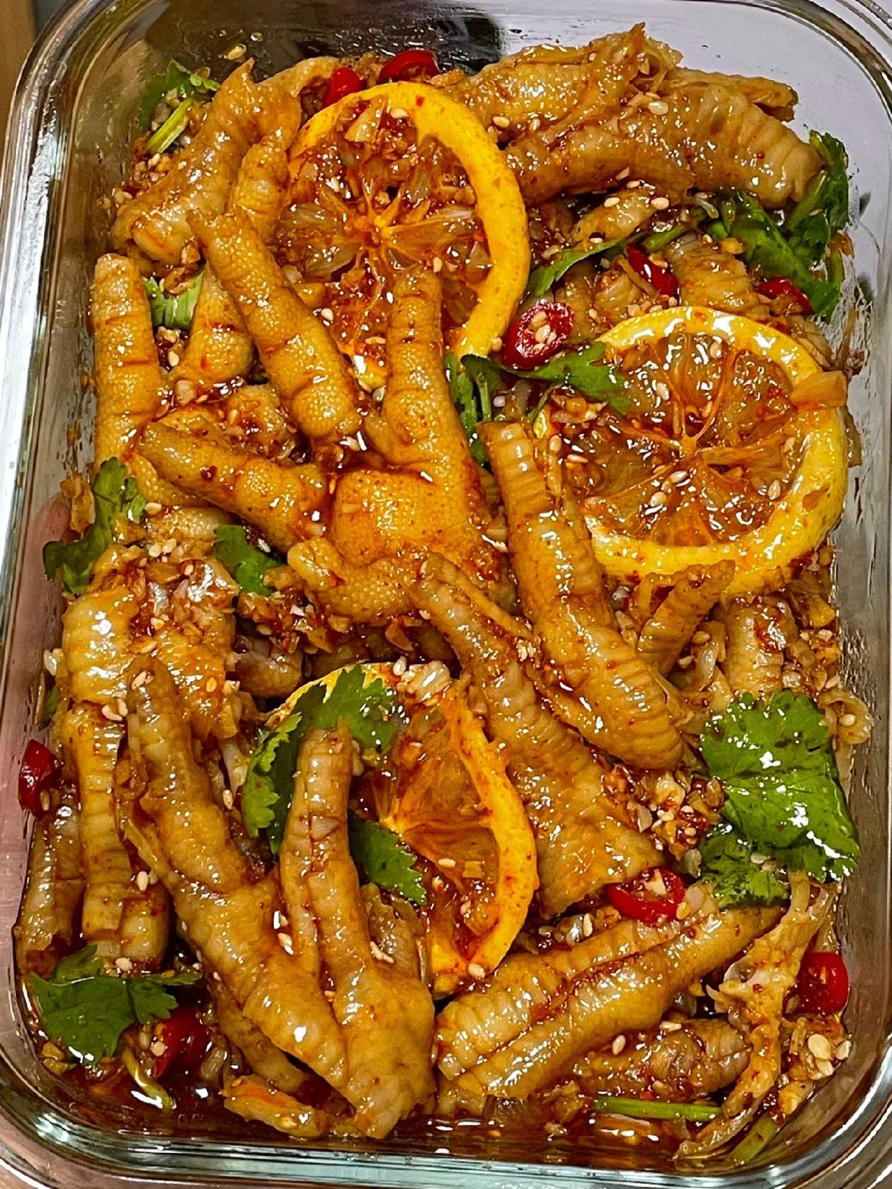 一到夏天就火爆全网的酸辣柠檬鸡爪，终于学来了配方，真的泰好吃了！！自己做干净又卫