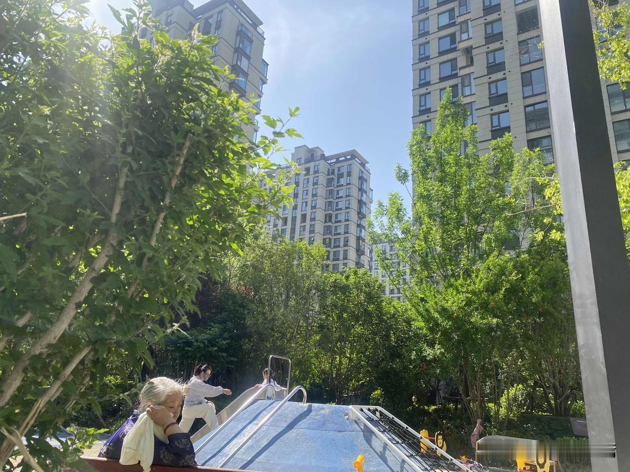 真心话茶局童趣满满的小蜗牛滑梯，带你回到快乐的童年时光！🐌🎡🌳