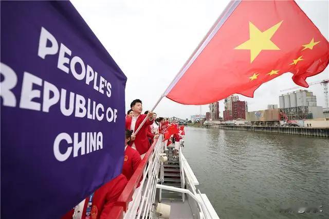 如果不是“龙队”马龙拼命挥舞着国旗，我都看不到咱们的奥运旗手。整个代表团的正面镜
