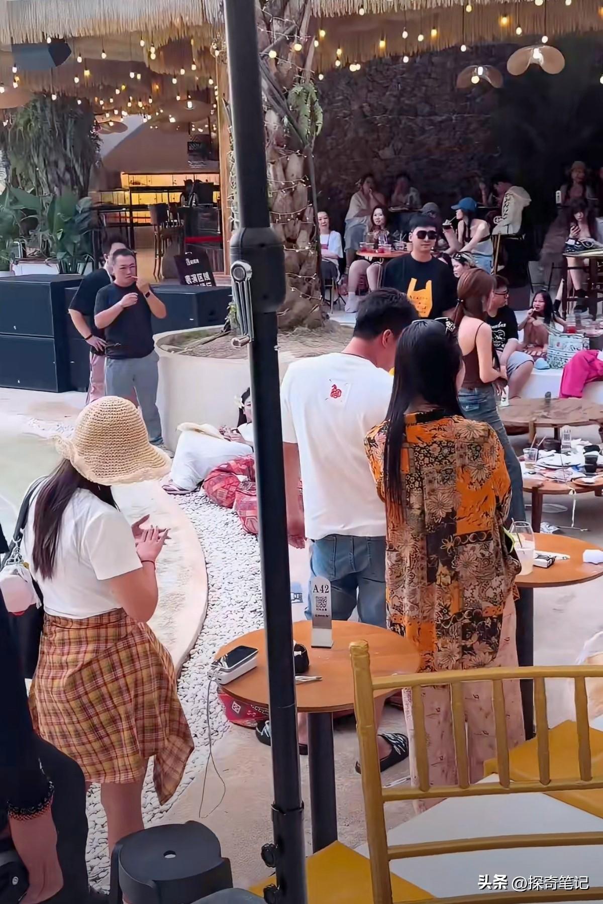 刚刚有网友发视频称，他们满心欢喜飞了三千公里去云南，票都买了刚到一个景区，结果被