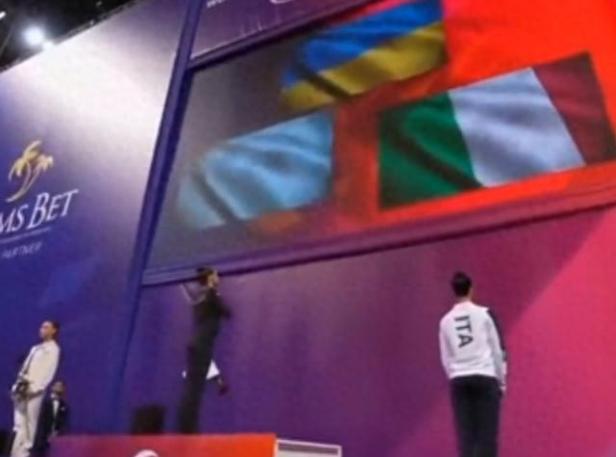 谁也没想到，一场本该干净的艺术体操比赛居然在颁奖台上闹出了大争议，15岁俄罗斯体