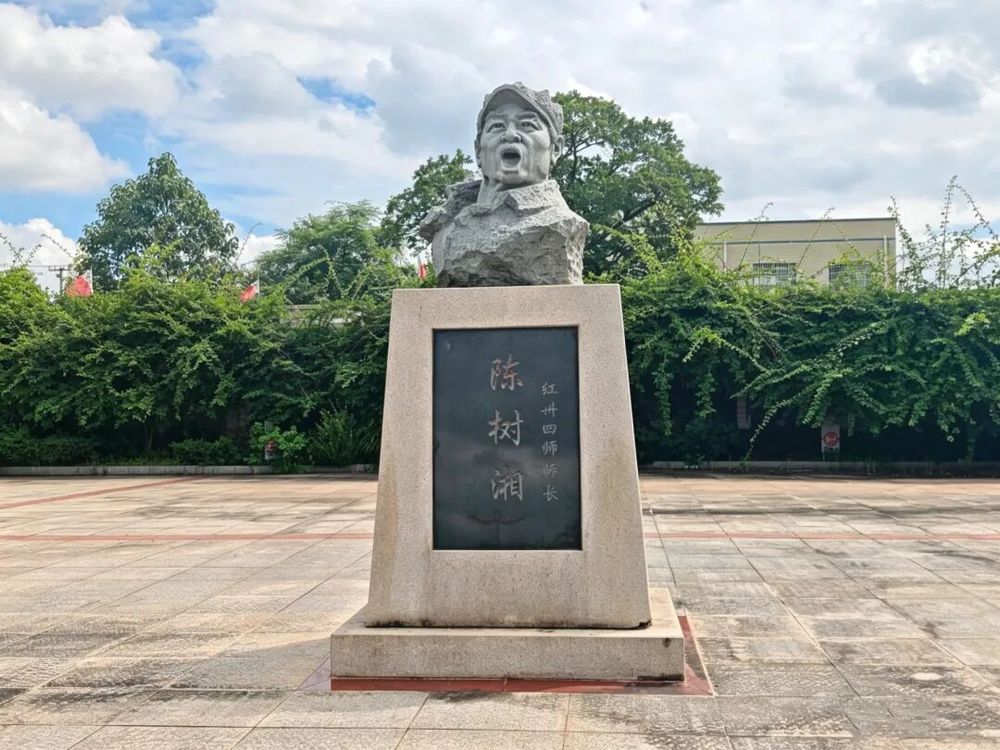 1934年湘江战役，红34师师长陈树湘率全师担当绝命后卫，掩护主力突围。腹部中弹