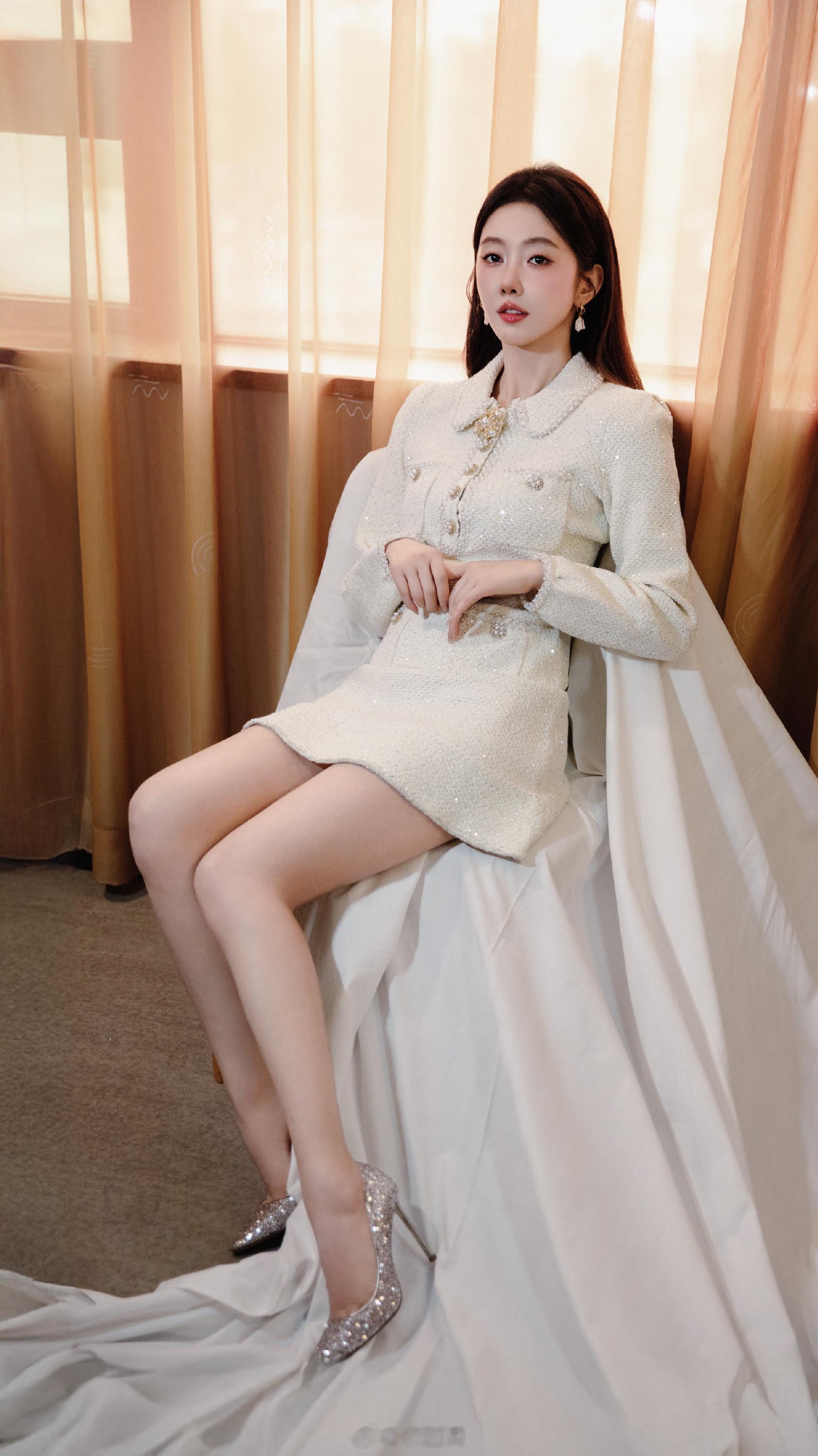 宣璐壁纸：一些好看的高跟大长腿图集。宣璐热图阁公众号 