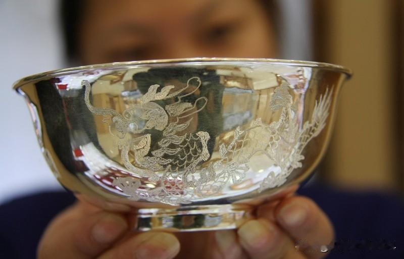 银价到底涨成什么样了 最近银价涨势惊人。周一（11月24日）纽约尾盘，现货白银涨