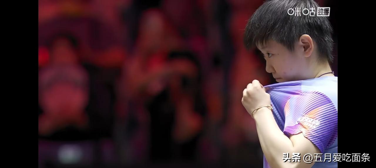 侯英超说孙颖莎不会给陈熠五五分的机会，她会自己算得非常精准，这就是顶级球商。
