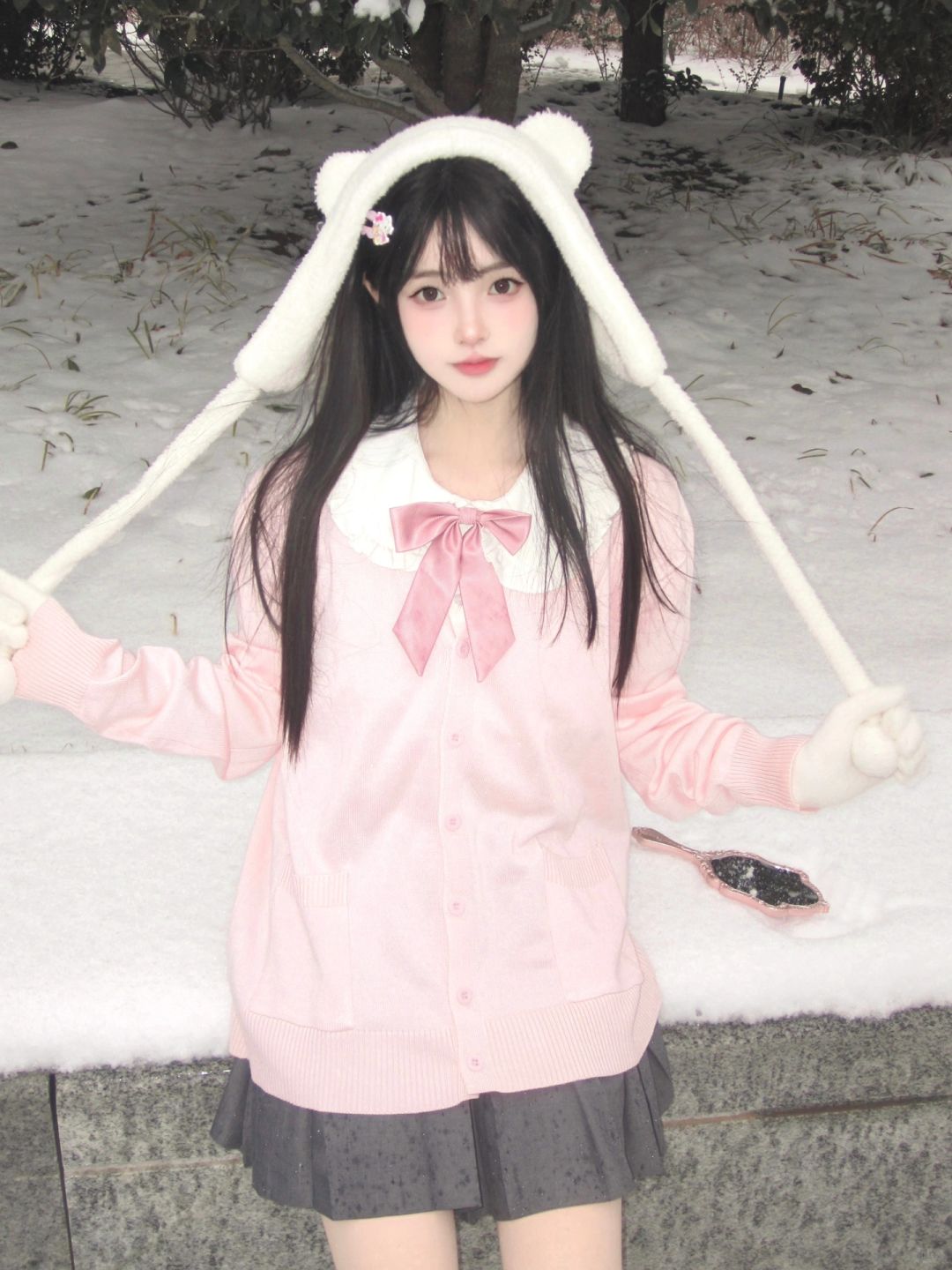 这小孩怎么下雪天还光腿啊