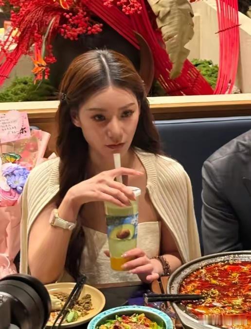 马筱梅是真的命好！好像第一段婚姻是因为没生孩子离婚的，那这段婚姻简直人生赢家，玥