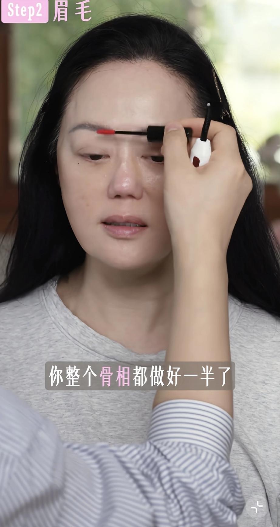 章小蕙素颜皮肤状态不好，红鼻头，脸上有痘痘，无修图手背青筋冒出，好显老!

近日