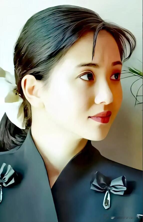 不愧是江南第一古典美女，照片中的她五官端正，眼睛大又圆，传神灵动，扎着一个马尾，