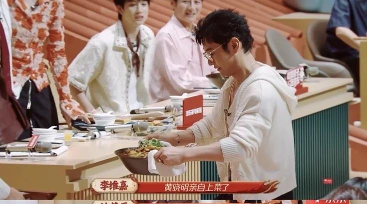 黄晓明录中餐厅的后遗症好明显！
晓明哥这中餐厅真是是一点没白去啊！端菜端出肌肉记