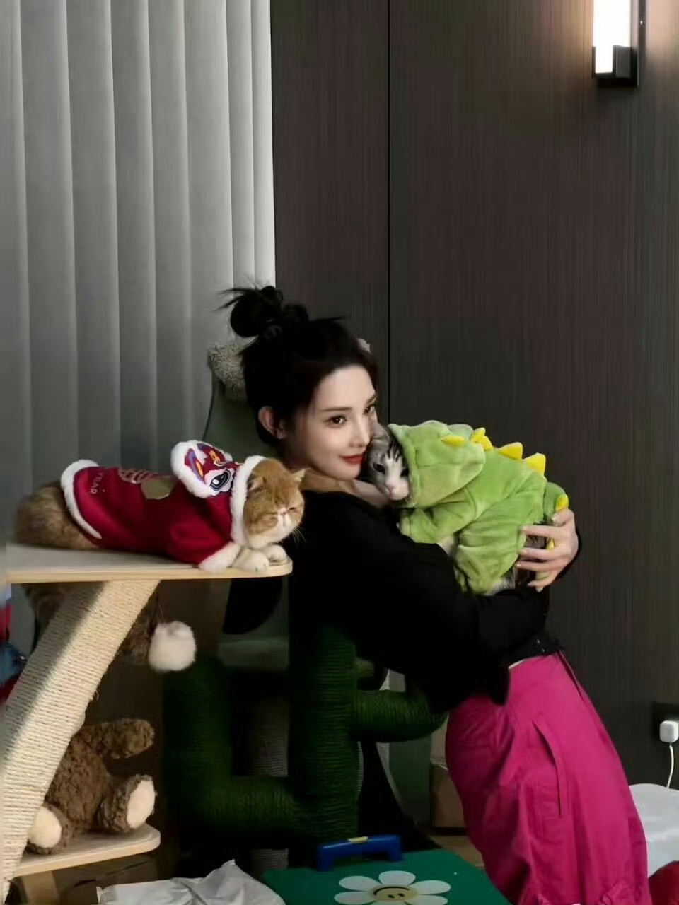 彭小苒曾在横店收养流浪猫 彭小苒养了四只猫，其中“福福”是在横店收养的流浪小猫。