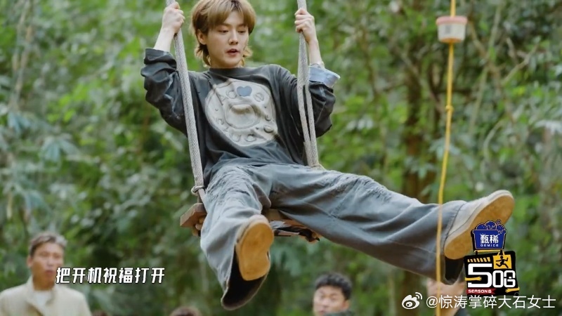 鹿晗五哈心软的神鹿晗肉眼可见的耳根子软哈哈哈哈哈 范志毅：不踢球了。鹿晗：救！马