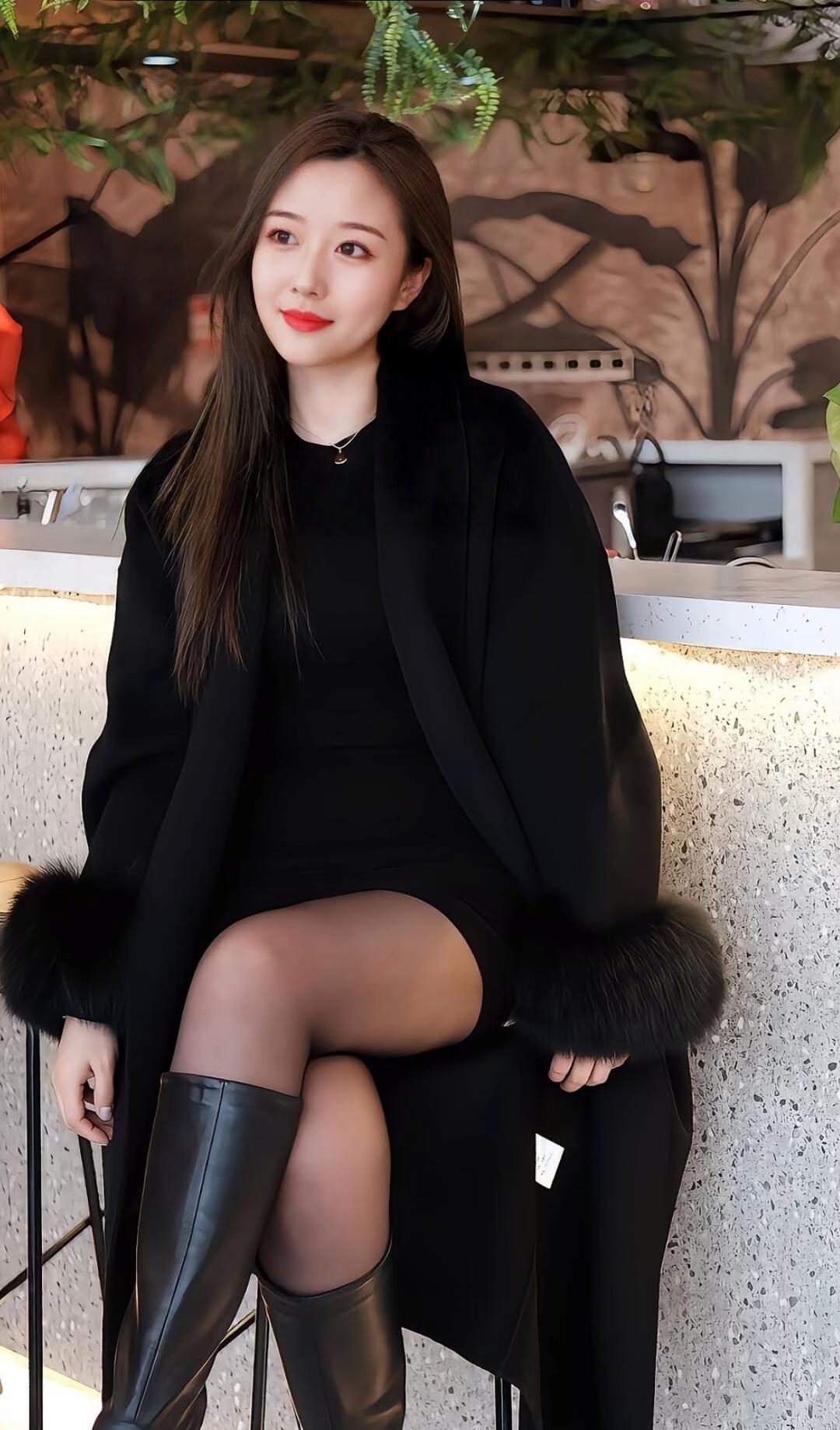 优雅黑裙搭配毛绒大衣，冬日里的时尚之选！🌟👗🧥