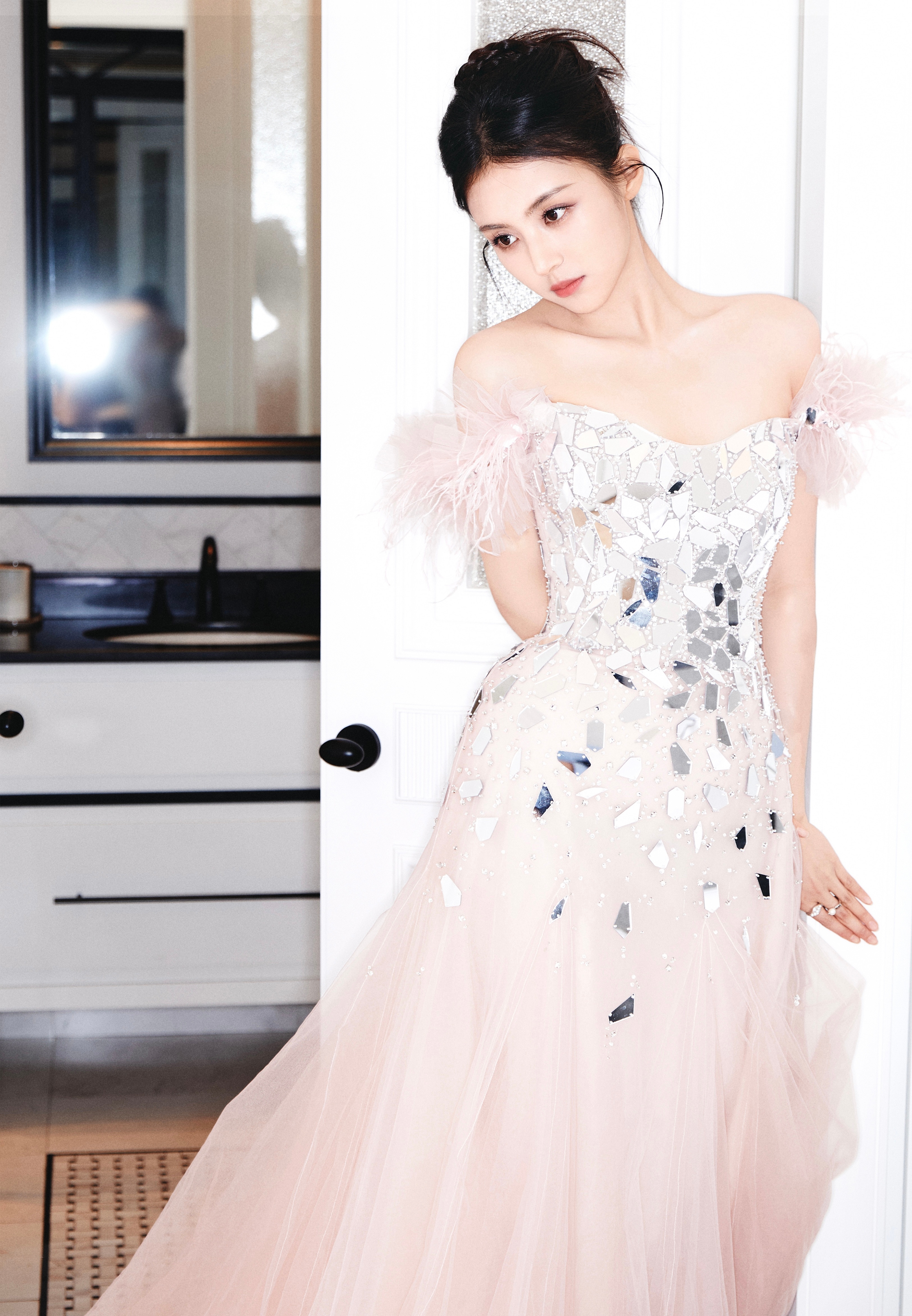 #阎必果内娱新面孔# 在长安的荔枝官宣阵容里抓到一个大美女，饰演蓝玉的妹妹眼神看