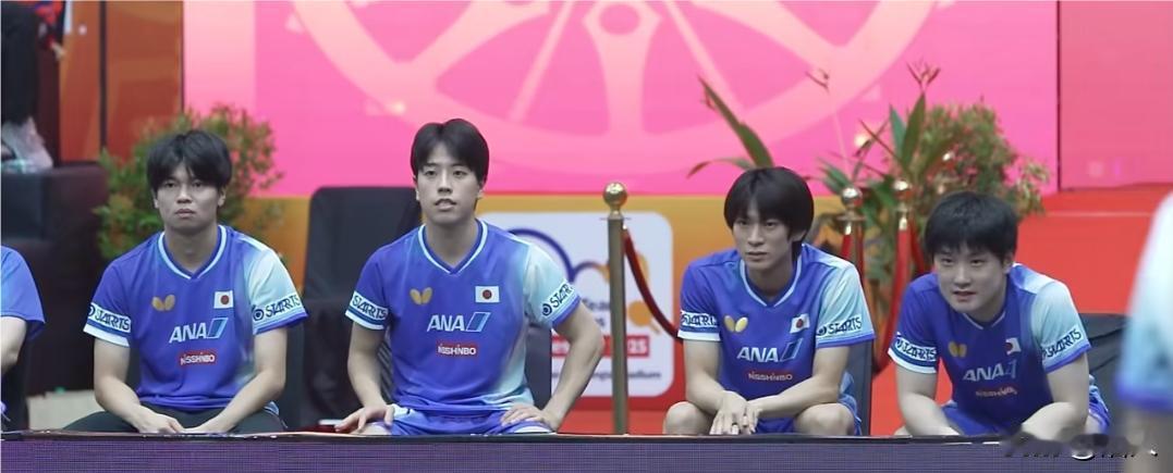 日本乒乓队集体凝固了。                           亚锦