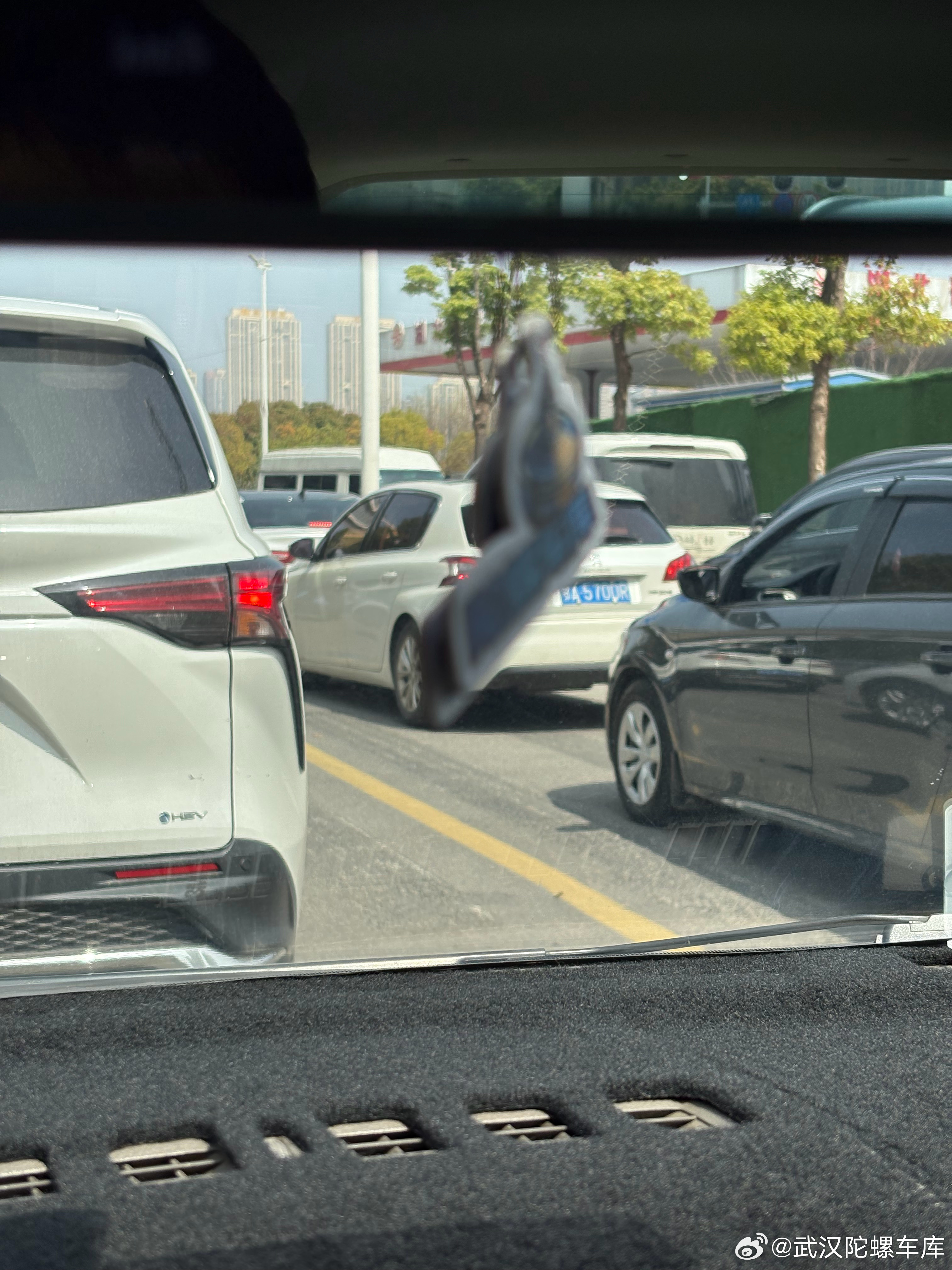 周一油价大涨我们车市附近有个价格比较低的油站这几天就开始排长龙了…… 武汉