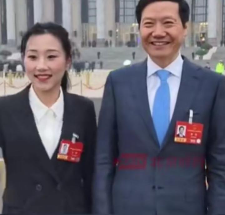 3月4日北京，雷军抵达两会现场，雷军刚下车，委员们就排队求合影，快门按到停不下来