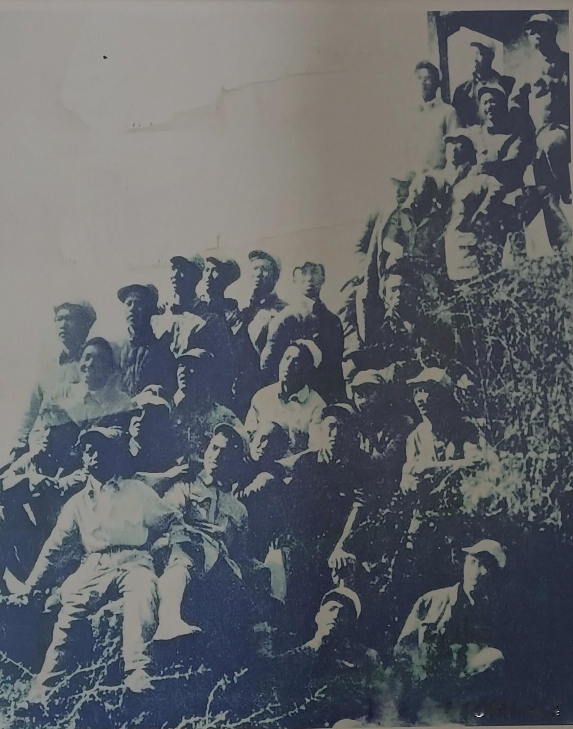 1944年初，在安泽县贾寨东厅决一旅宣传队大部分成员合影，从上至下从右至左毕革飞