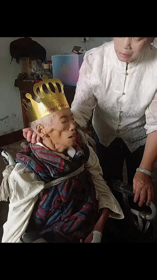 儿女给病重的老人过生日，
老人极度虚弱，几乎处于昏迷状态，
虽说是儿女尽孝，但我