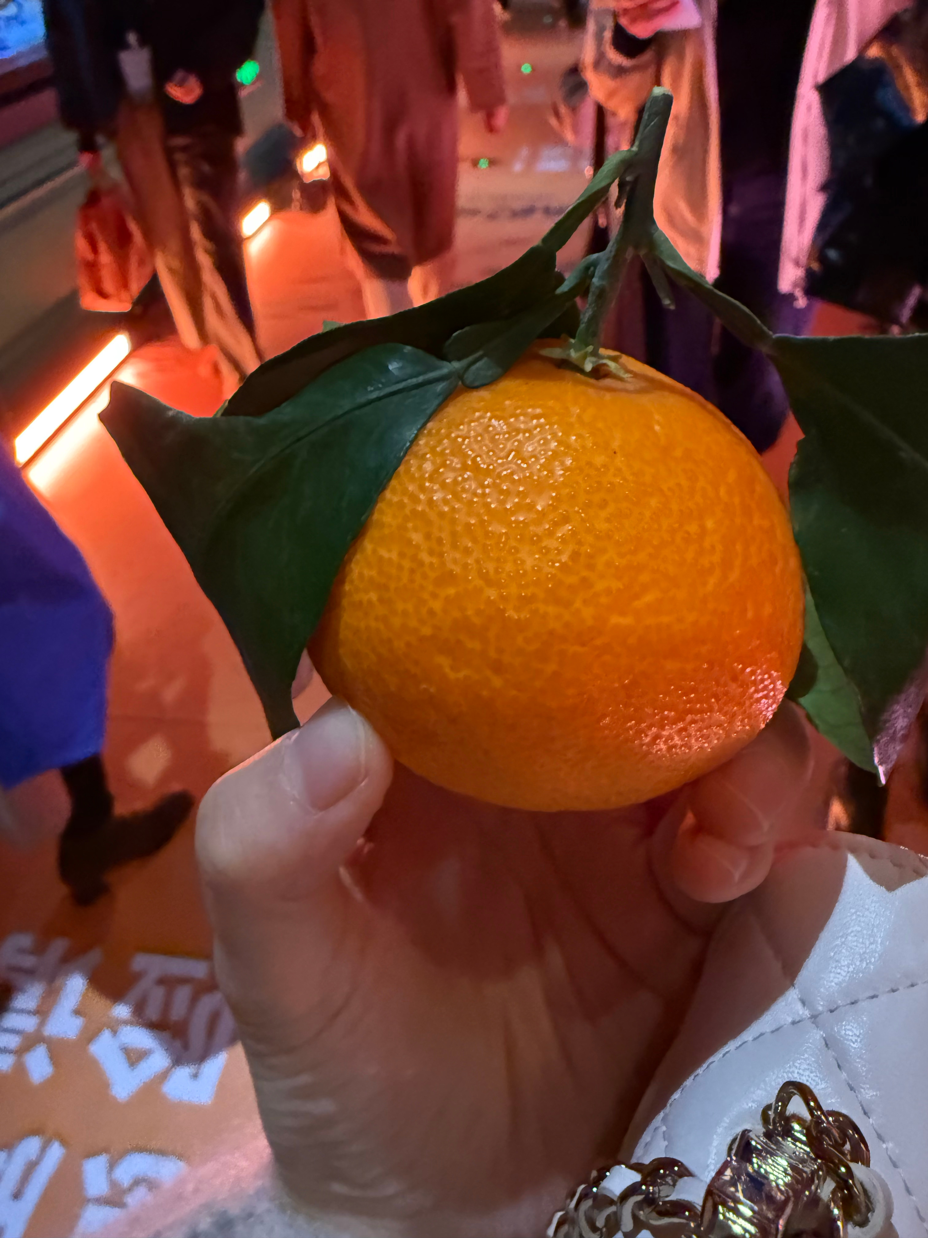 小孔太可爱了我俩今天看完电影首映出来她塞给我一个橘子，说是平安果我一吃巨好吃！我