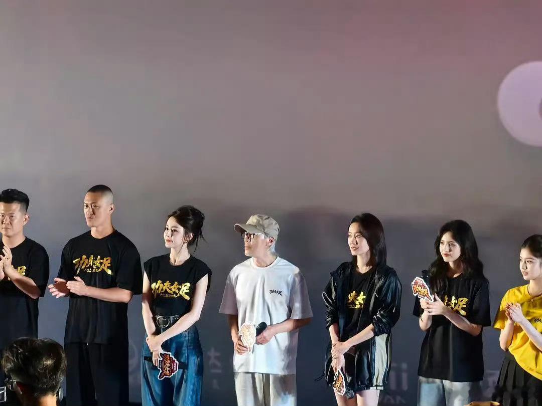 电影功夫女足路演褪去精致滤镜，踏实投入角色。热巴路演逐一辟谣，专注拍戏，默默沉淀