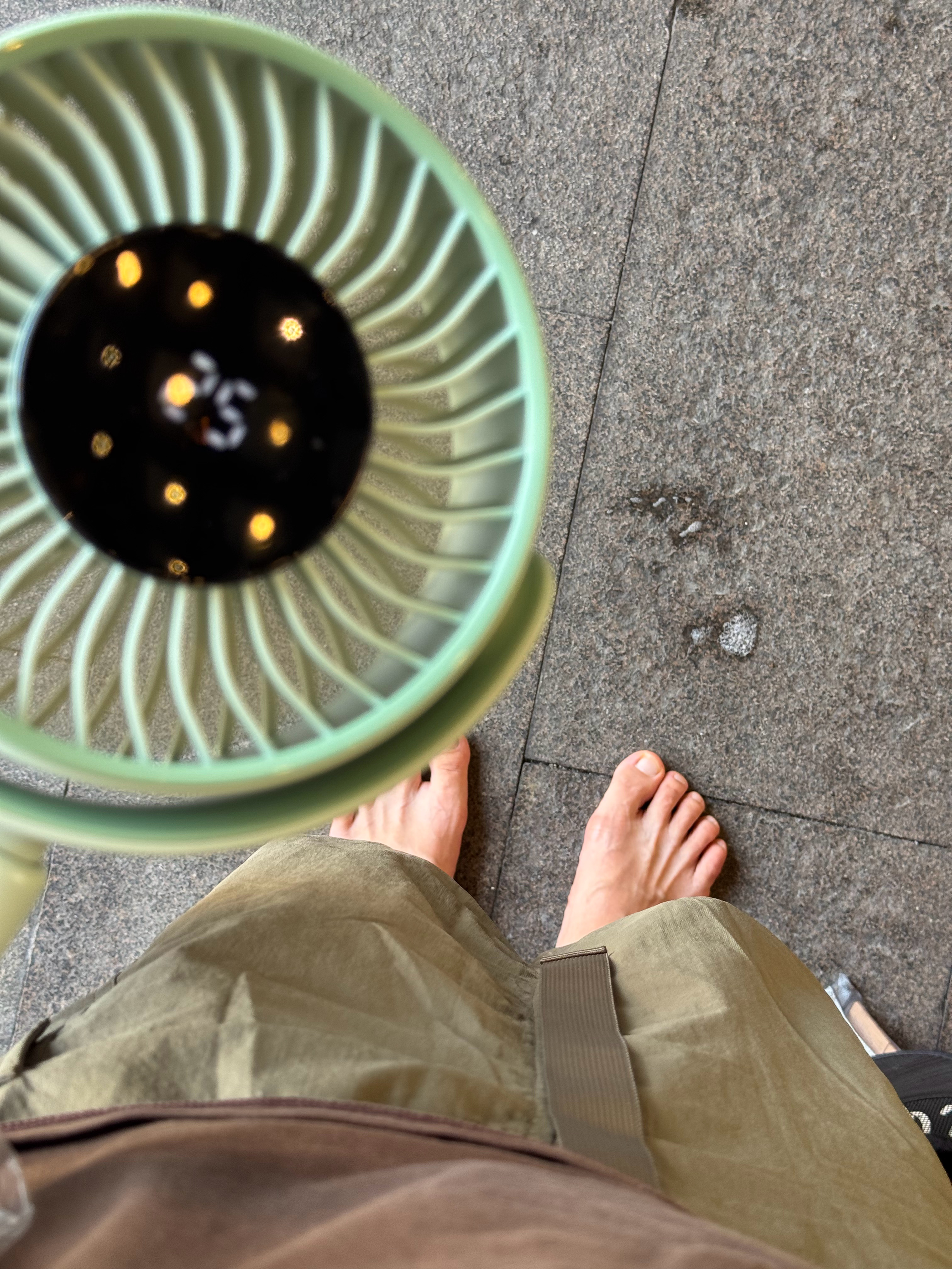 本来是穿着拖鞋来的，现在拖鞋被小朋友借去打水战了