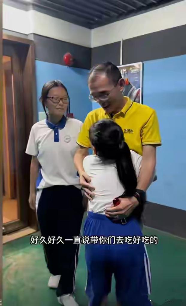 寻亲网红谢岳出差归来，引发粉丝关注。因工作忙碌，他错过了小女儿生日，回家后便带两