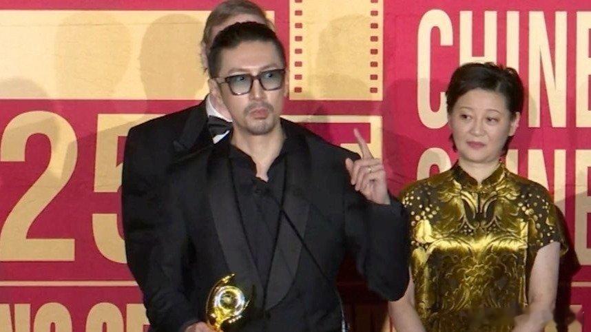 【张鲁一美国拿奖，全程英文致辞，声音很苏，徐帆站他身后很骄傲】来自