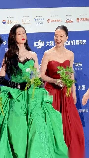 张天爱和高圆圆同框的照片传出来了，但这现场的气氛，隔着屏幕都能感觉到一阵凉意。