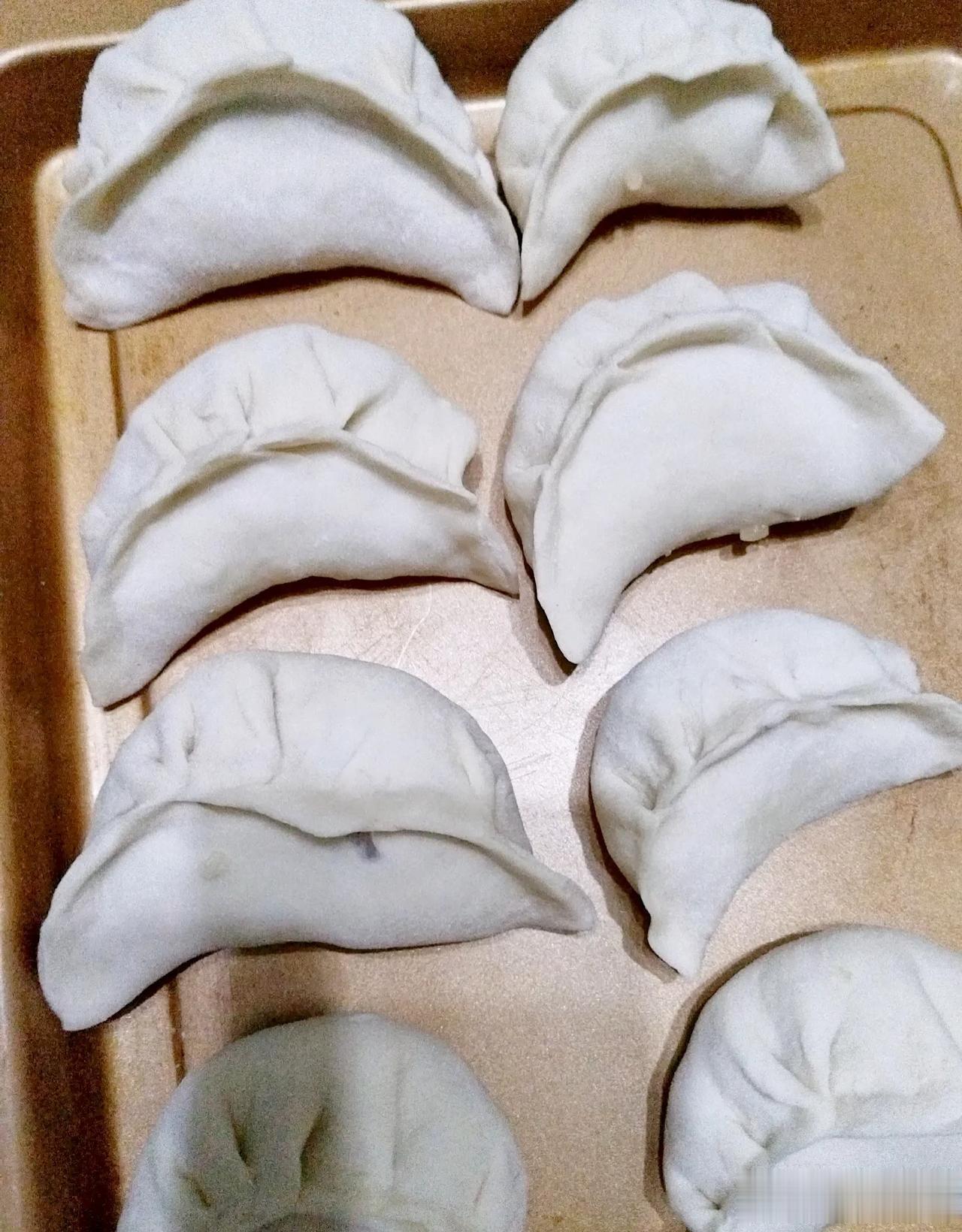 我算是着了老公的道了，他今天还想吃饺子[捂脸]昨晚刚吃的饺子。

闺女不爱吃饺子