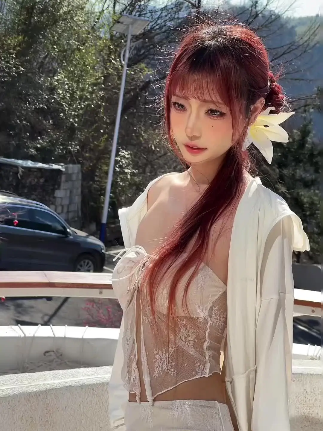 她像是含苞待放的花骨朵