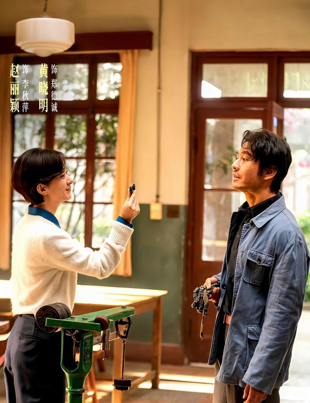 那个‘红头文件’的章，终于盖下来了。
饭桌上的争论可以停了。
但你骗不了自己，你