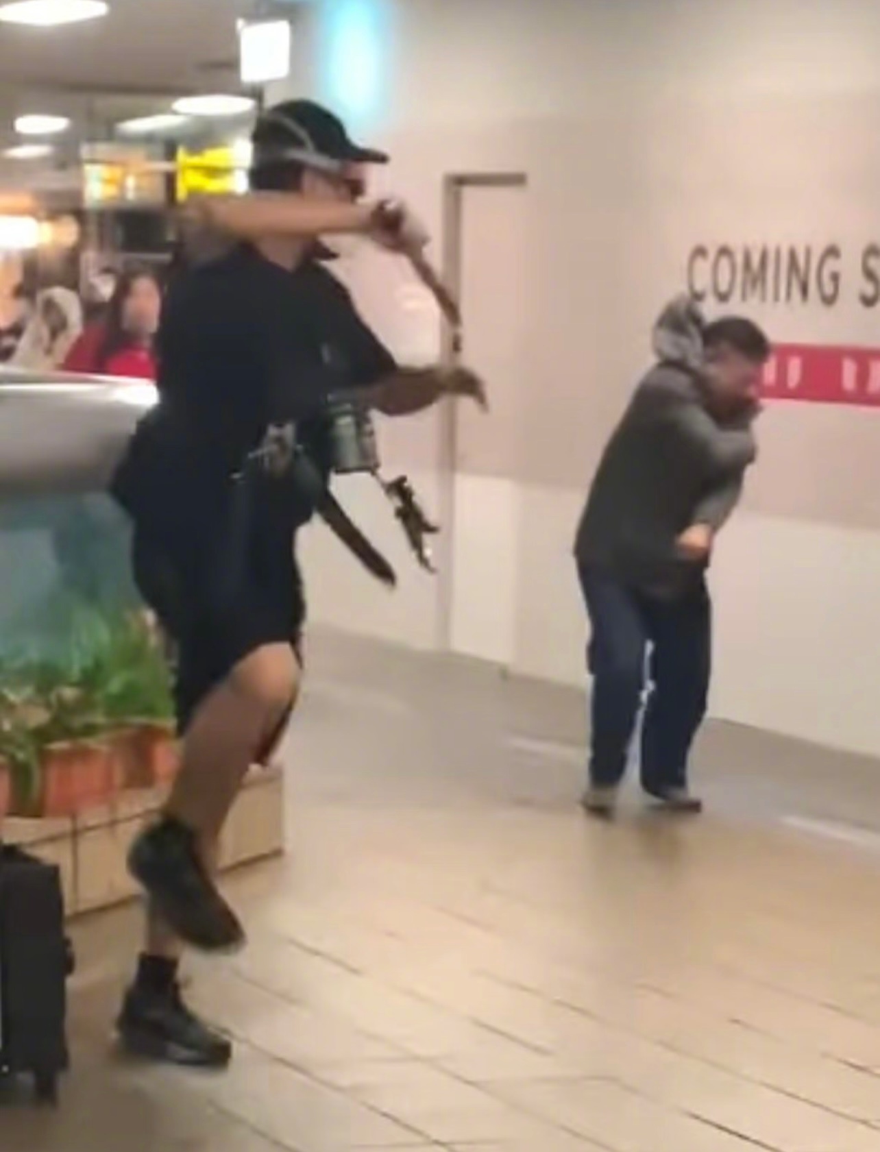 台北无差别袭击事件已造成4死5伤。其中，第一个挺身而出想要阻止嫌犯的57岁大爷，