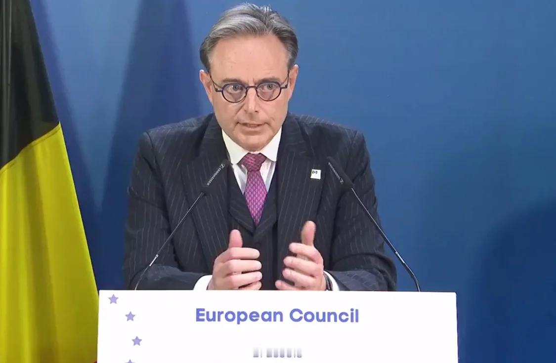 【比利时首相怒怼美媒：我要回圣彼得堡的别墅了，阿萨德是我的邻居，你就拿这个做题目