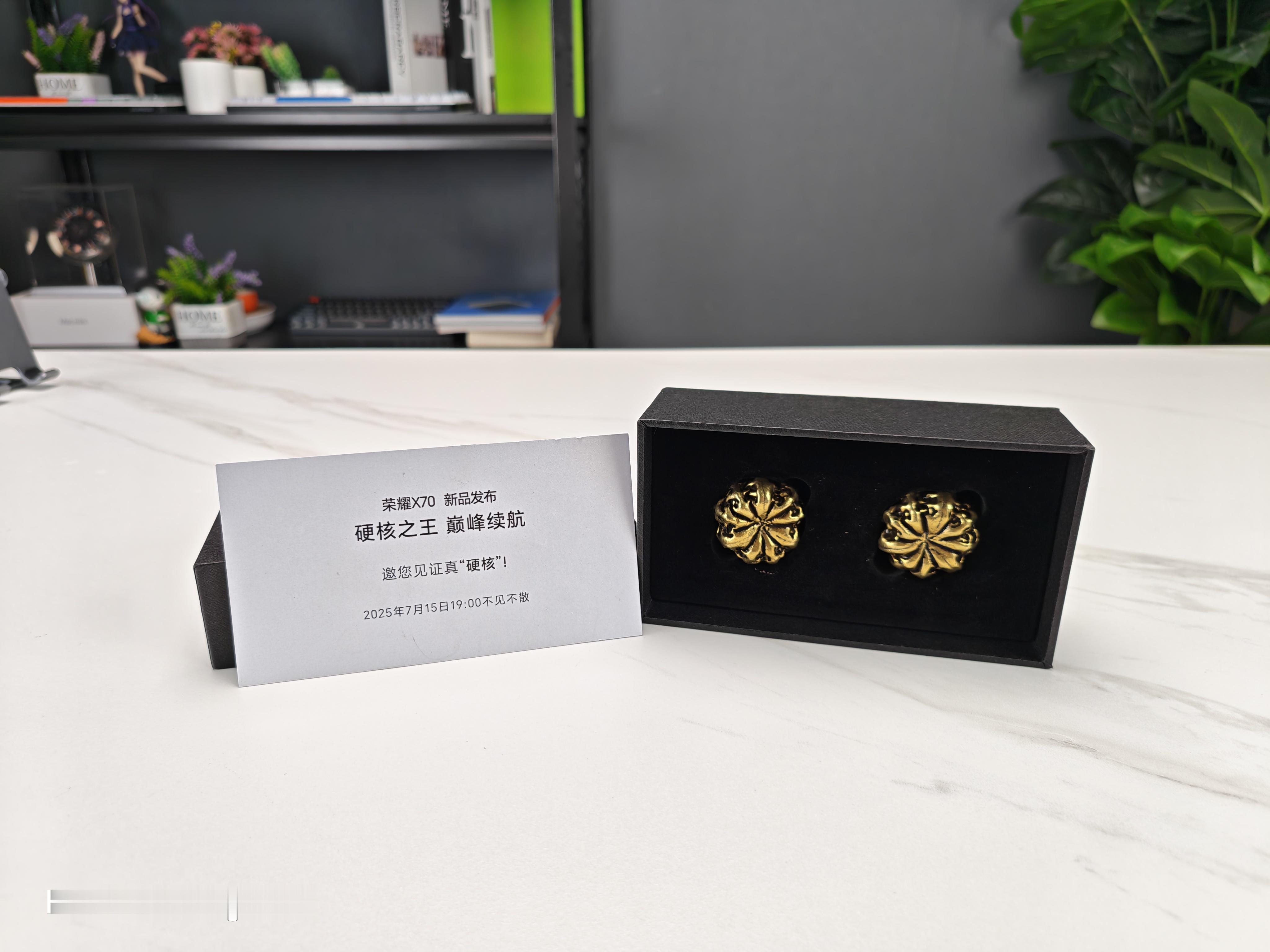 收到荣耀X70发布会邀请函了，里面是两个“铁核桃”，这是真硬核，就像这次的荣耀X