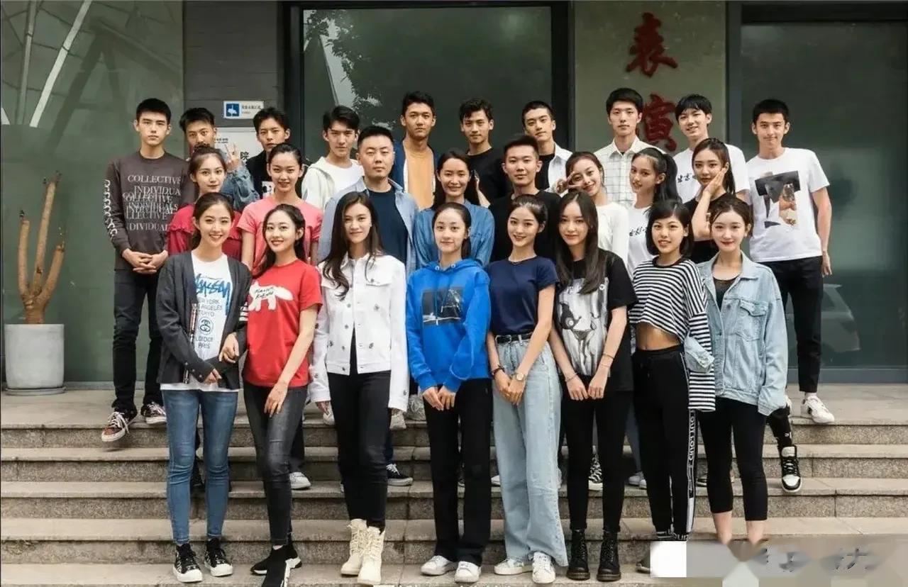 图里有位已经成名的人[翻白眼]能上电影学院的没有普通人，全是帅哥美女！

   
