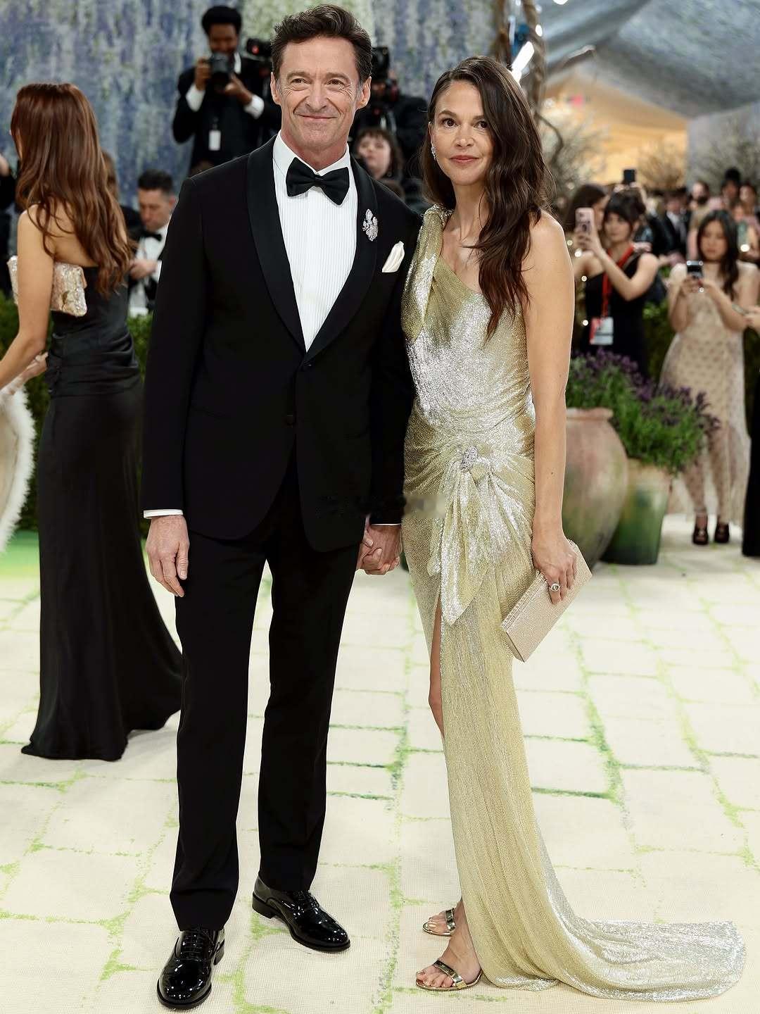 2026 Met Gala 红毯｜休·杰克曼牵手女友Sutton Foster一