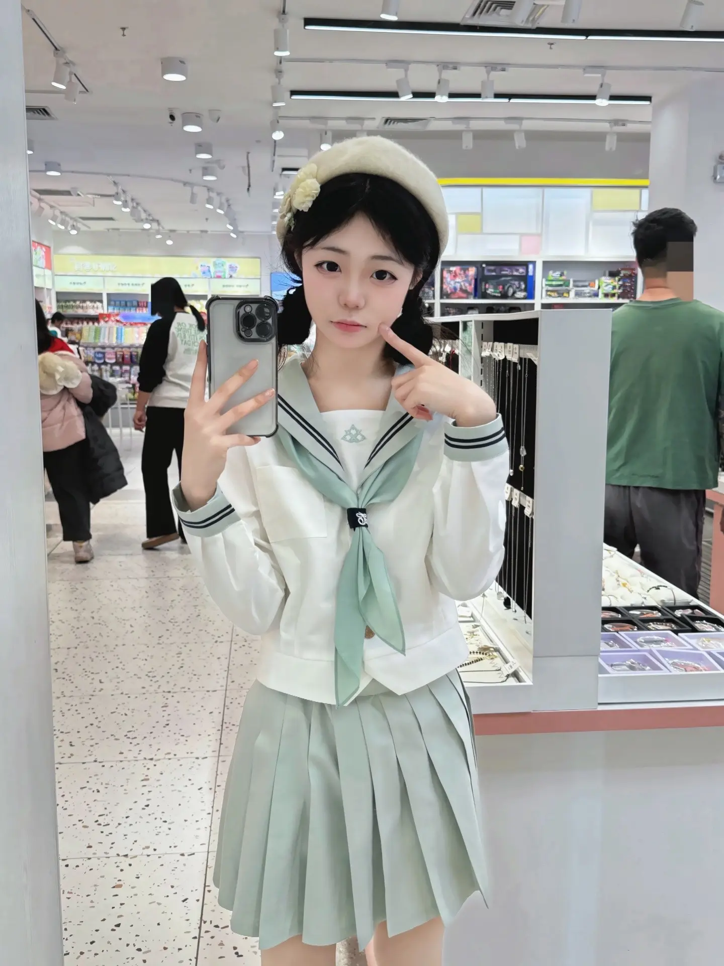 樱花树下站谁都美，我的爱给谁都热烈，不是你好，是我好