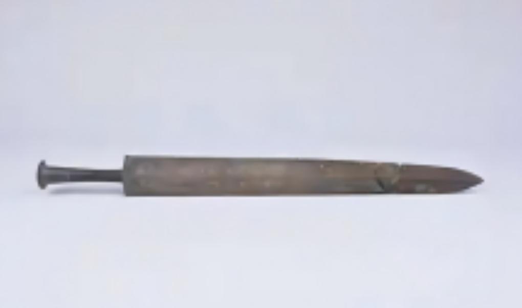 1985年春，山西吕梁的黄土坡上，李银祥的铁铲突然碰到个硬东西。

扒开浮土一看