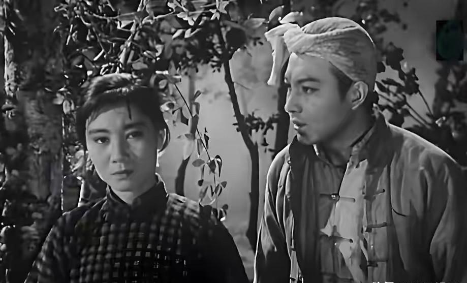 某些年轻的面孔，宁愿为快餐文化买单，却将黑白胶片里的史诗束之高阁。
这种对过往的